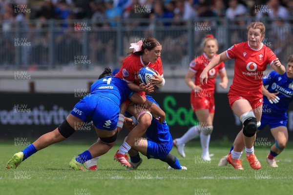 270425 - Italy v Wales, Guinness Women’s Six Nations 2025 - Georgia Evans of Wales charges forward
