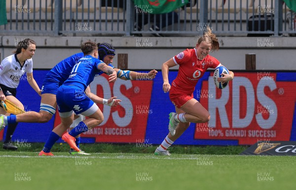 270425 - Italy v Wales, Guinness Women’s Six Nations 2025 - Carys Cox of Wales breaks