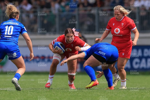 270425 - Italy v Wales, Guinness Women’s Six Nations 2025 - Georgia Evans of Wales charges forward