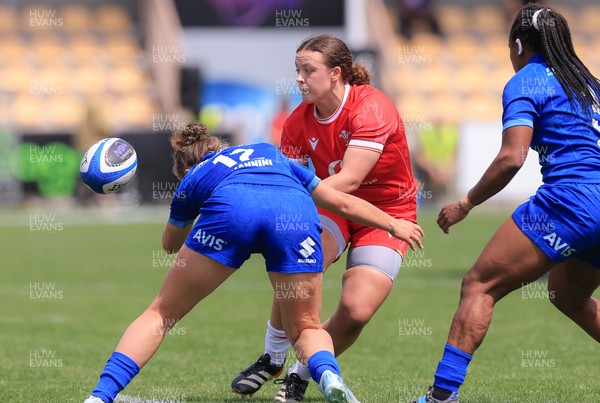 270425 - Italy v Wales, Guinness Women’s Six Nations 2025 - Lleucu George of Wales passes the ball