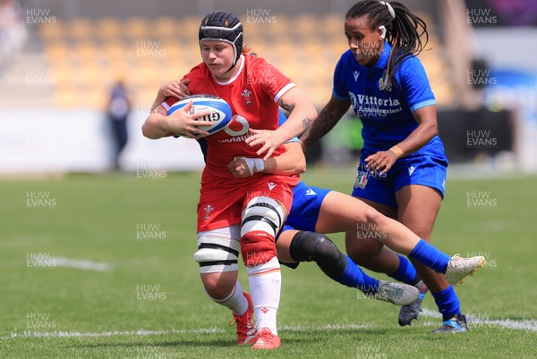 270425 - Italy v Wales, Guinness Women’s Six Nations 2025 - Bethan Lewis of Wales is held