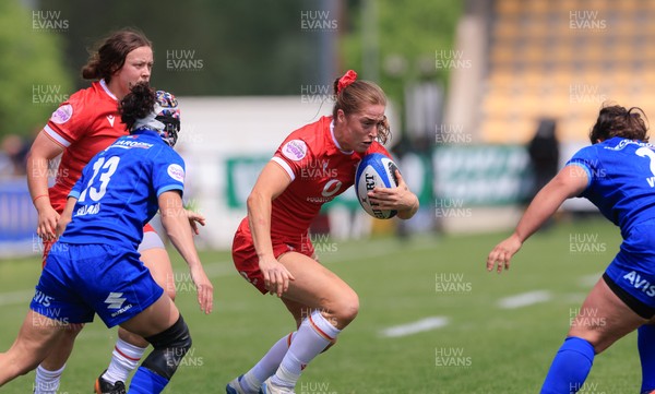 270425 - Italy v Wales, Guinness Women’s Six Nations 2025 - Lisa Neumann of Wales attacks