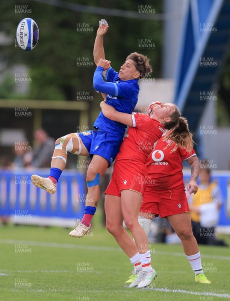 270425 - Italy v Wales, Guinness Women’s Six Nations 2025 - Carys Cox of Wales holds Sofia Stefan of Italy