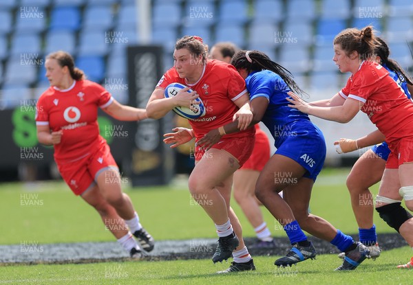 270425 - Italy v Wales, Guinness Women’s Six Nations 2025 - Gwenllian Pyrs of Wales Charges forward