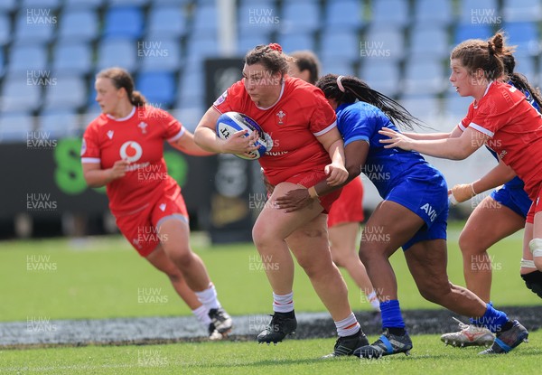 270425 - Italy v Wales, Guinness Women’s Six Nations 2025 - Gwenllian Pyrs of Wales Charges forward