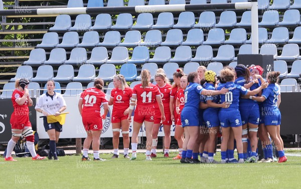270425 - Italy v Wales, Guinness Women’s Six Nations 2025 - Italy celebrate the win as Wales regroup at the end of the match