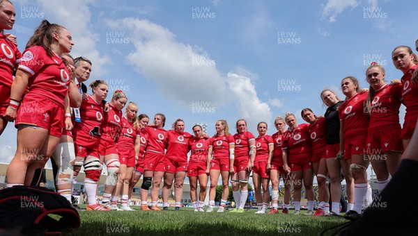 270425 - Italy v Wales, Guinness Women’s Six Nations 2025 - Wales players huddle up at the end of the match