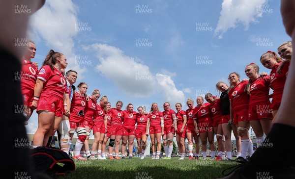 270425 - Italy v Wales, Guinness Women’s Six Nations 2025 - Wales players huddle up at the end of the match