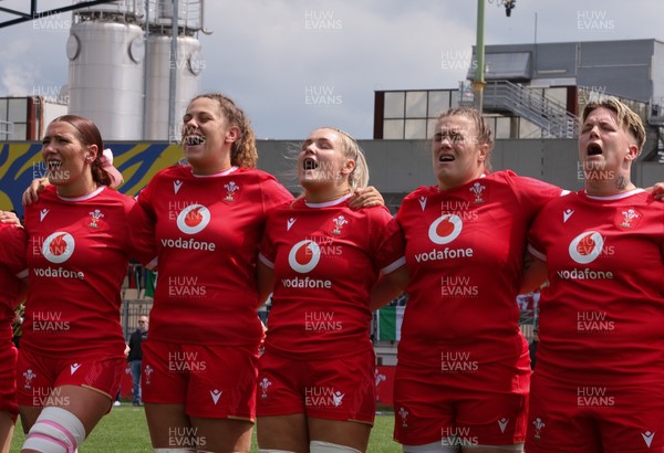 270425 - Italy v Wales, Guinness Women’s Six Nations 2025 - The Wales team during the anthems