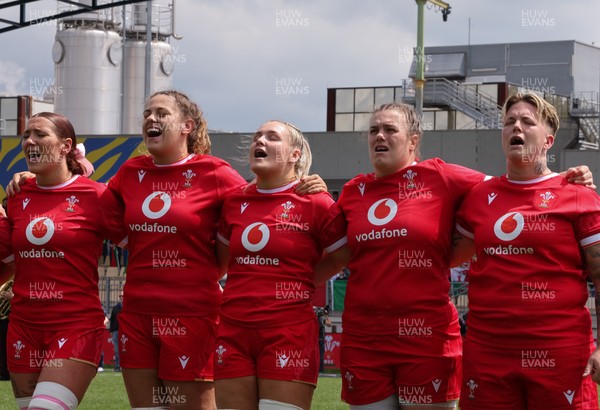 270425 - Italy v Wales, Guinness Women’s Six Nations 2025 - The Wales team during the anthems