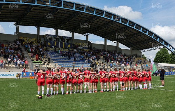 270425 - Italy v Wales, Guinness Women’s Six Nations 2025 - The Wales team during the anthems