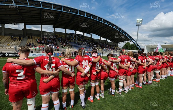 270425 - Italy v Wales, Guinness Women’s Six Nations 2025 - The Wales team during the anthems