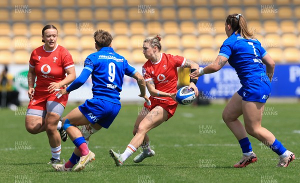 270425 - Italy v Wales, Guinness Women’s Six Nations 2025 - Keira Bevan of Wales passes to Lleucu George of Wales