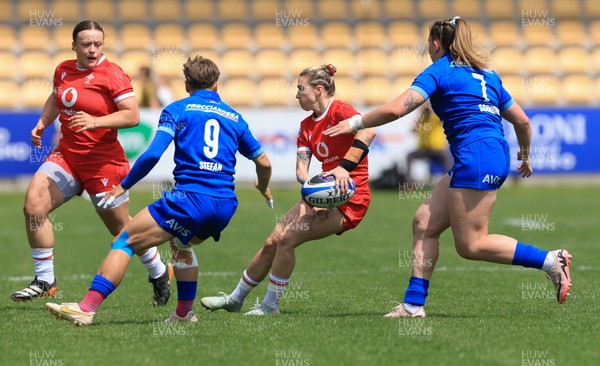 270425 - Italy v Wales, Guinness Women’s Six Nations 2025 - Keira Bevan of Wales passes to Lleucu George of Wales