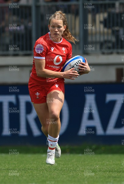 270425 - Italy v Wales, Guinness Women’s Six Nations 2025 - Carys Cox of Wales takes on Elisa Giordano of Italy