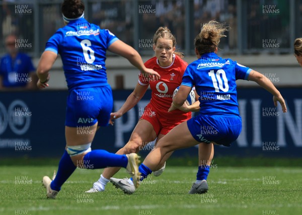 270425 - Italy v Wales, Guinness Women’s Six Nations 2025 - Carys Cox of Wales takes on Elisa Giordano of Italy and Veronica Madia of Italy