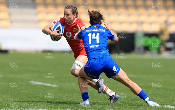 270425 - Italy v Wales, Guinness Women’s Six Nations 2025 - Jasmine Joyce of Wales takes on Aura Muzzo of Italy
