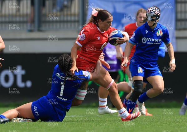 270425 - Italy v Wales, Guinness Women’s Six Nations 2025 - Georgia Evans of Wales takes on Silvia Turani of Italy