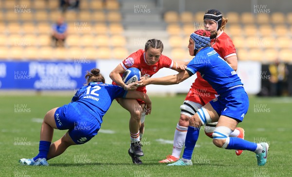 270425 - Italy v Wales, Guinness Women’s Six Nations 2025 - Jasmine Joyce of Wales takes on Sara Mannini of Italy