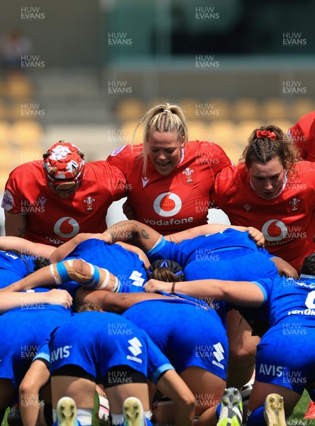 270425 - Italy v Wales, Guinness Women’s Six Nations 2025 - Donna Rose of Wales, Kelsey Jones of Wales and Gwenllian Pyrs of Wales