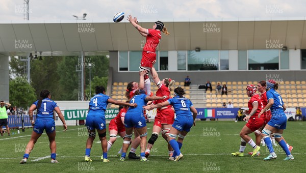 270425 - Italy v Wales, Guinness Women’s Six Nations 2025 - Bethan Lewis of Wales wins the lineout