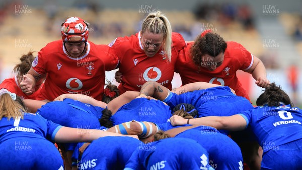 270425 - Italy v Wales, Guinness Women’s Six Nations 2025 - Donna Rose of Wales, Kelsey Jones of Wales and Gwenllian Pyrs of Wales