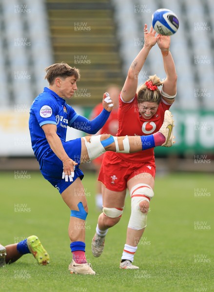 270425 - Italy v Wales, Guinness Women’s Six Nations 2025 - Gwen Crabb of Wales looks to charge down the kick by Sofia Stefan of Italy