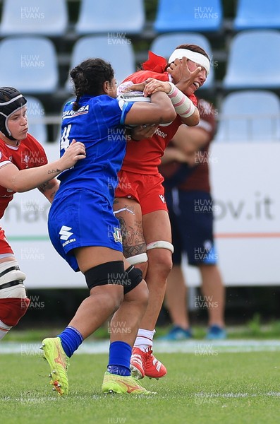 270425 - Italy v Wales, Guinness Women’s Six Nations 2025 - Georgia Evans of Wales and Bethan Lewis of Wales get to grips with Sara Tounesi of Italy