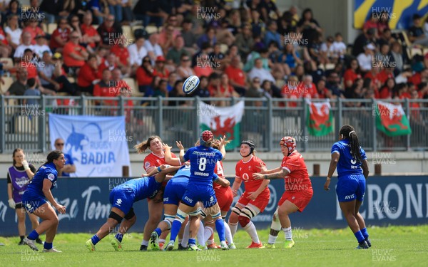 270425 - Italy v Wales, Guinness Women’s Six Nations 2025 - Wales and Italy compete for the ball