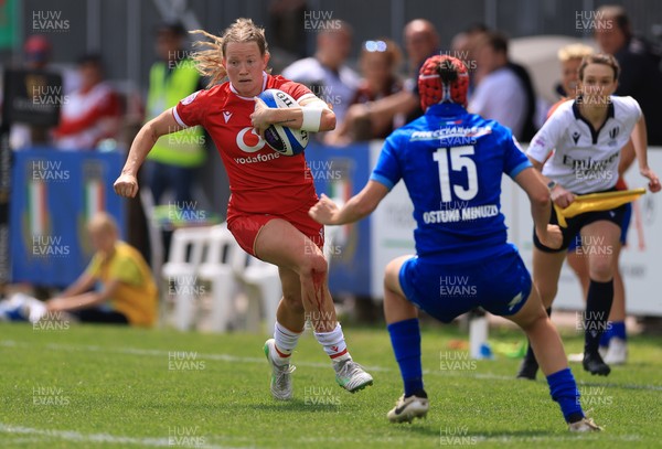 270425 - Italy v Wales, Guinness Women’s Six Nations 2025 - Carys Cox of Wales 