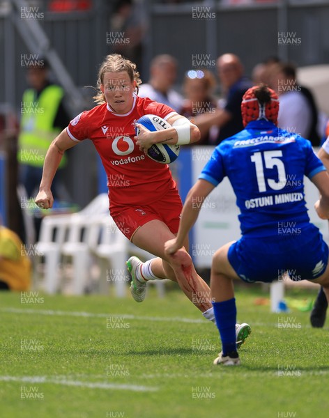 270425 - Italy v Wales, Guinness Women’s Six Nations 2025 - Carys Cox of Wales 