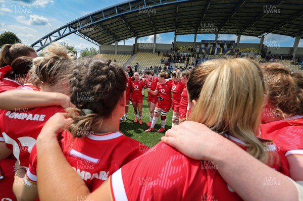 270425 - Italy v Wales, Guinness Women’s Six Nations 2025 - Wales team huddle at the end of the match