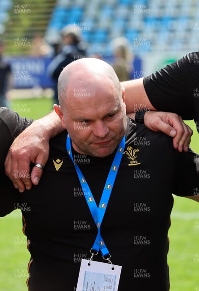 270425 - Italy v Wales, Guinness Women’s Six Nations 2025 - Wales Women head coach Sean Lynn at the end of the match