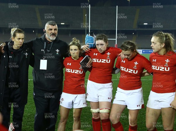 090219 - Italy v Wales - Guinness Women's Six Nations -  Wales head coach Rowland Phillips talking with the team