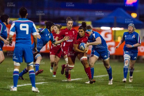 210315 - Italy Women v Wales Women - RBS Womens 6 Nations 2015 - Shona Powell Hughes breaks through the Italian defence