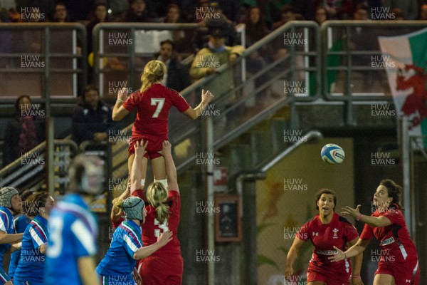 210315 - Italy Women v Wales Women - RBS Womens 6 Nations 2015 - Rachel Taylor of Wales offloads the ball to Keira Bevan