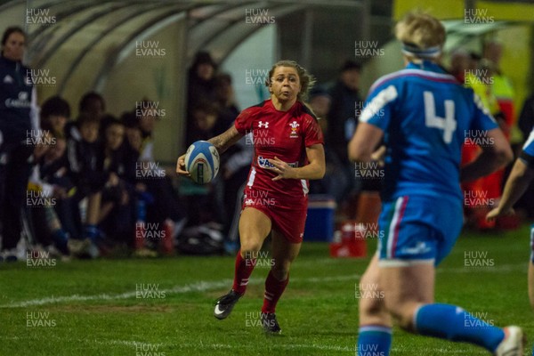 210315 - Italy Women v Wales Women - RBS Womens 6 Nations 2015 - Adi Taviner of Wales runs at the Italian defence