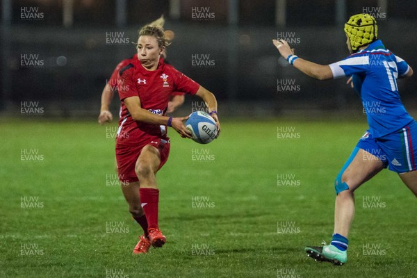 210315 - Italy Women v Wales Women - RBS Womens 6 Nations 2015 - Elinor Snowsill runs at the Italian defence