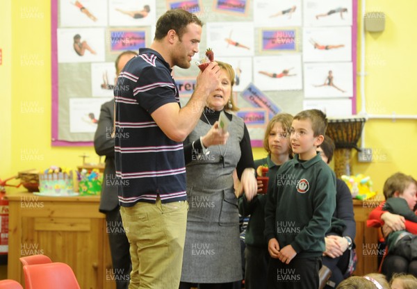 090413 - Cardiff Blues -Jamie Roberts at his old school Ysgol y Wern in Llanishen, Cardiff 