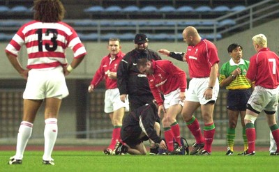 060601 - Japan Select XV v Wales - Alan Bateman is consoled by Craig Quinnell as he receives treatment to his injured ankle