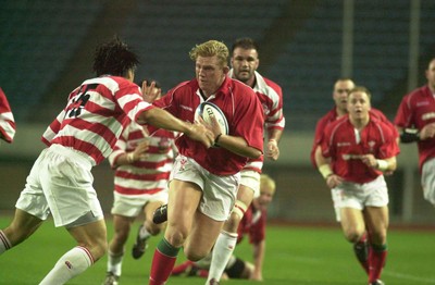 060601 - Japan Select XV v Wales - Alix Popham hands off Goshi Tachikawa