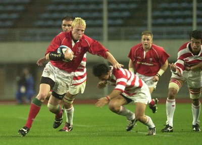 060601 - Japan Select XV v Wales - Jamie Ringer hands off Takashi Tsuji