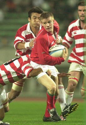 060601 - Japan Select XV v Wales - Dwayne Peel is caught by Hideto Tanaka