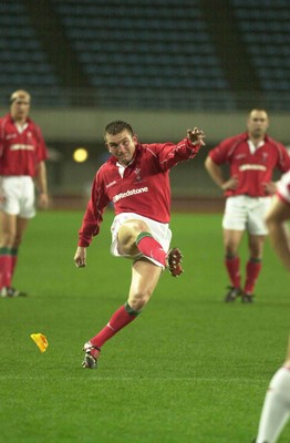 060601 - Japan Select XV v Wales - Lee Jarvis slots over another kick