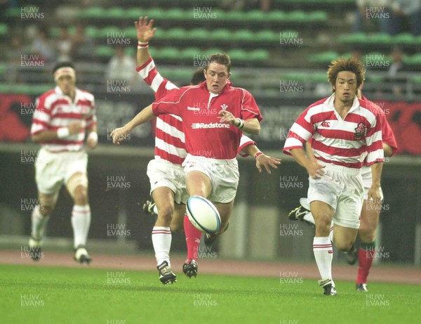 060601 - Japan Select XV v Wales - Double try scorer Shane Williams outpaces the Japanese defence
