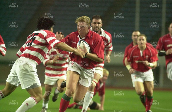 060601 - Japan Select XV v Wales - Alix Popham hands off Goshi Tachikawa
