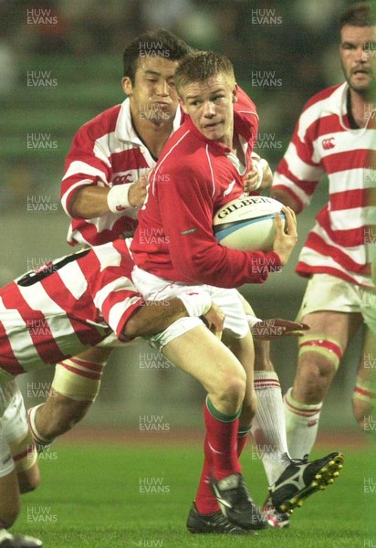 060601 - Japan Select XV v Wales - Dwayne Peel is caught by Hideto Tanaka