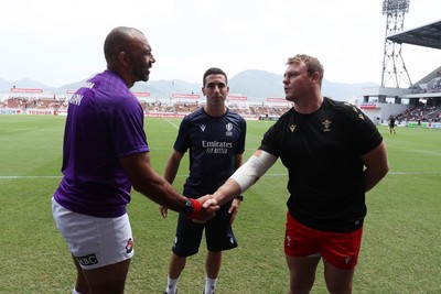 050725 - Japan v Wales - Summer Tour First Test - Captains Michael Leitch of Japan and Dewi Lake of Wales at the coin toss