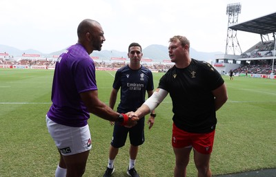 050725 - Japan v Wales - Summer Tour First Test - Captains Michael Leitch of Japan and Dewi Lake of Wales at the coin toss