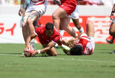 050725 - Japan v Wales - Summer Tour First Test - Ben Thomas of Wales scores a try